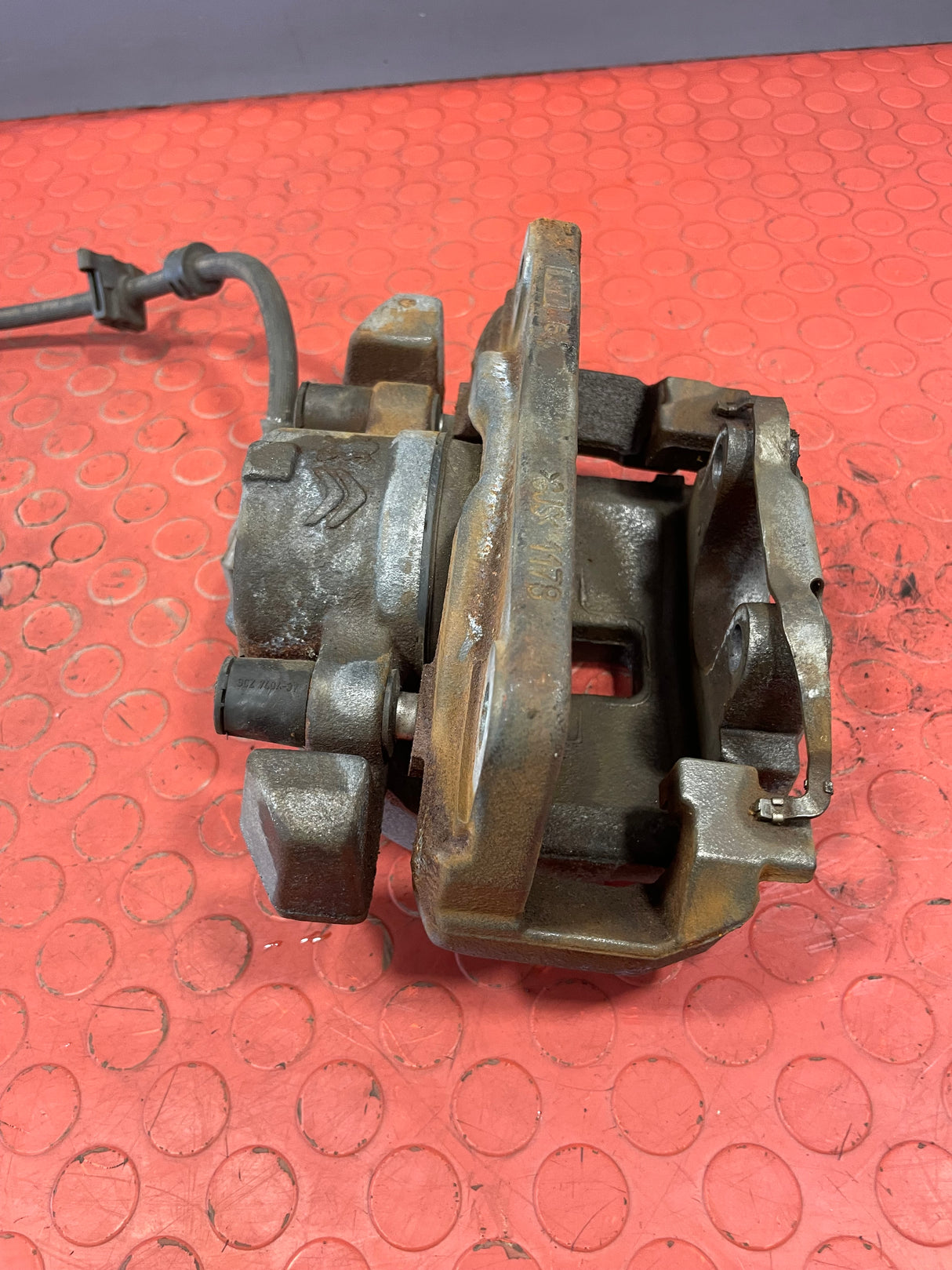 Citroen Berlingo/Peugeot Partner/Vauxhall Combo/Toyota Proace City BRAKE CALIPER Front Drivers Side (With Carrier) 1.5 2018-2025 P/N 9830798780 - 1