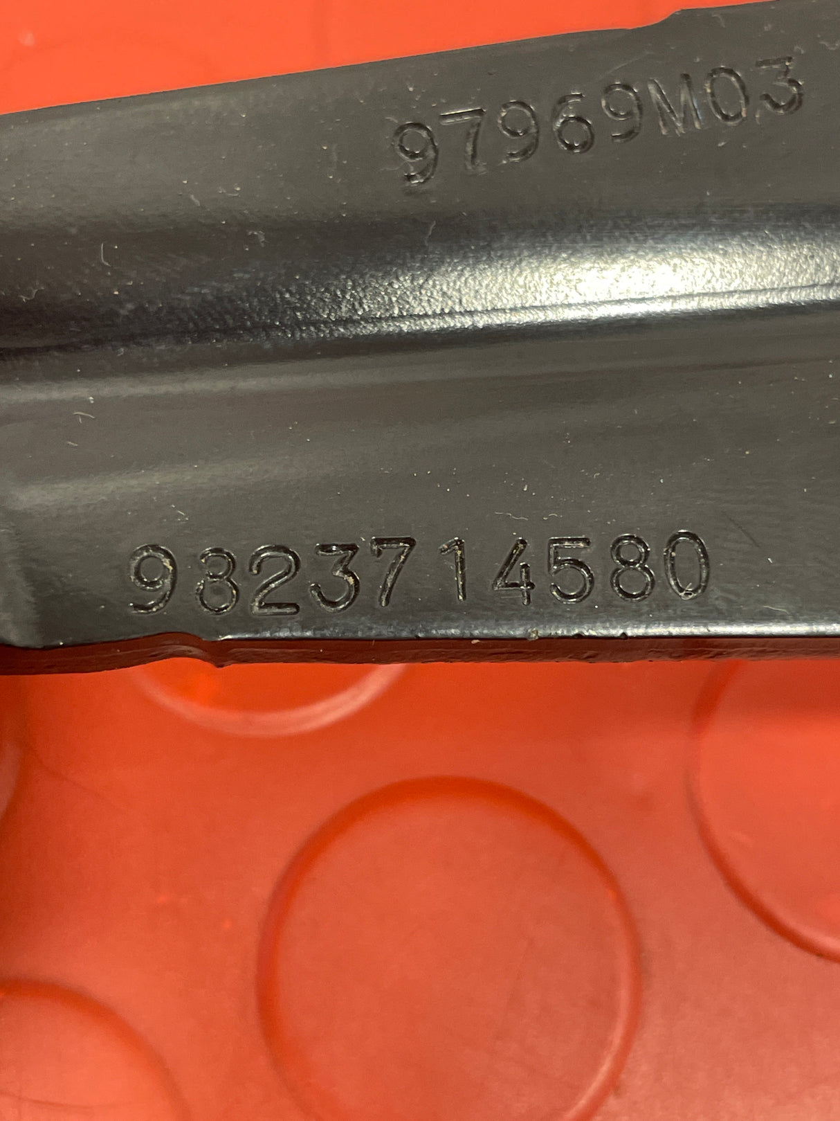 Toyota Proace/Citroen Dispatch/Peugeot Expert/Vauxhall Vivaro SIDE LOADING DOOR TOP ROLLER O/S DRIVERS SIDE 2017-2023 P/N 9823714580