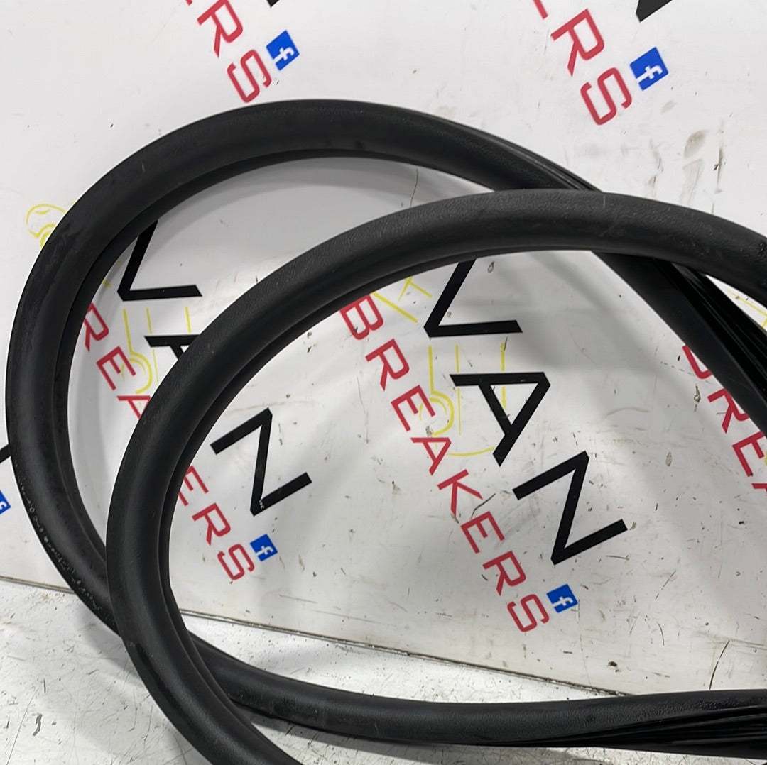 Citroen Relay/ Peugeot Boxer/ Fiat Ducato PASSENGER SIDE FRONT DOOR RUBBER SEAL 2016 0N P/N CRPSFDS1