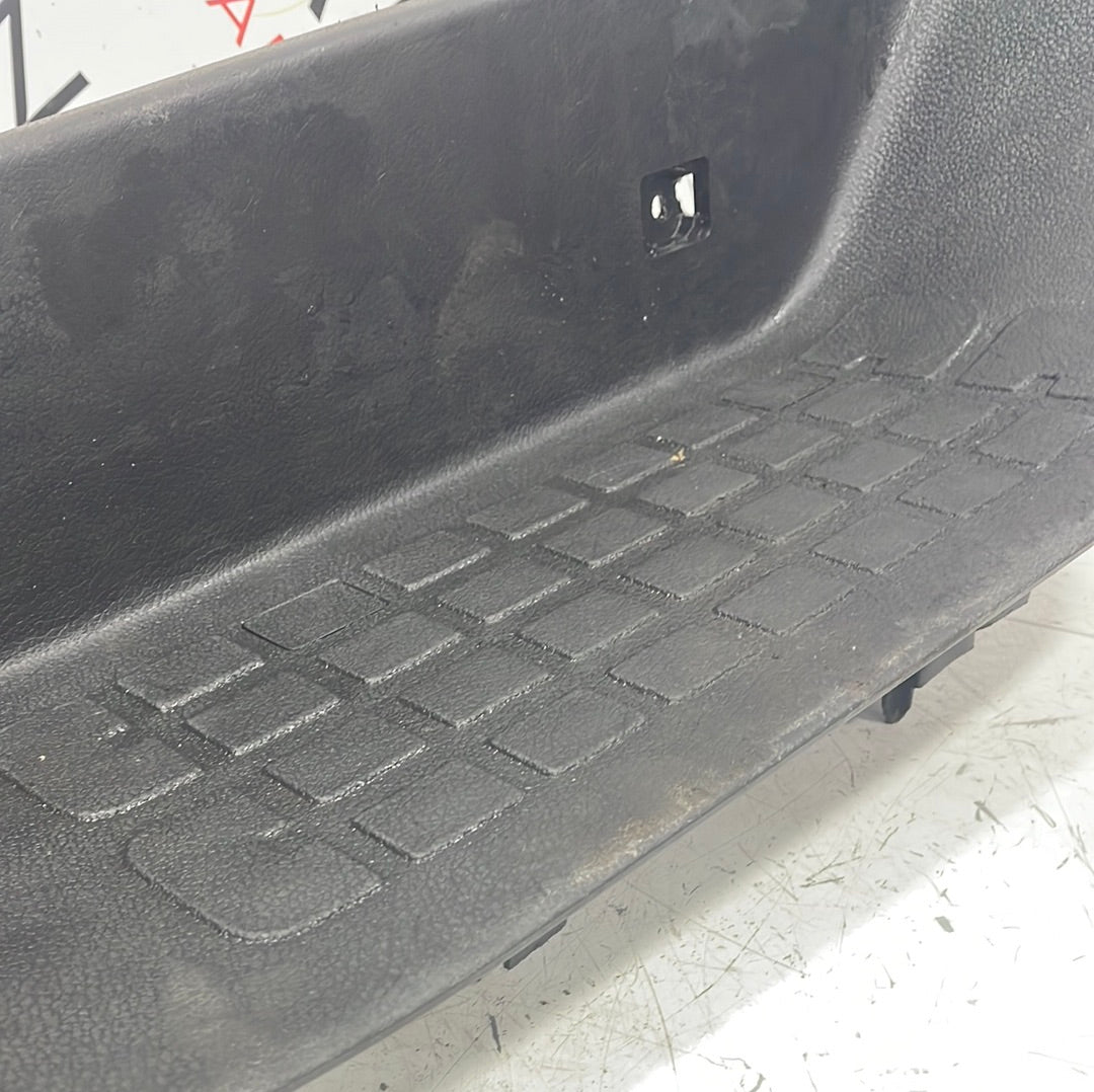 Citroen Dispatch/ Peugeot Expert/ Toyota Proace/ Vauxhall Vivaro DOOR STEP COVER TRIM FRONT RIGHT SIDE 2019-2023 P/N 98129341ZD