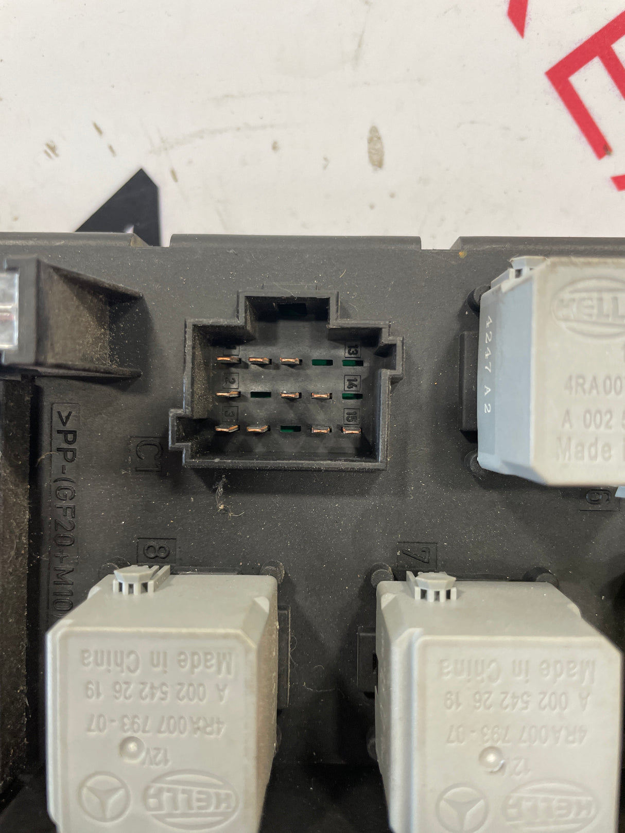 Volkswagen Crafter MK1 2.0 TDi DIESEL FUSE BOX P/N 501R11F05