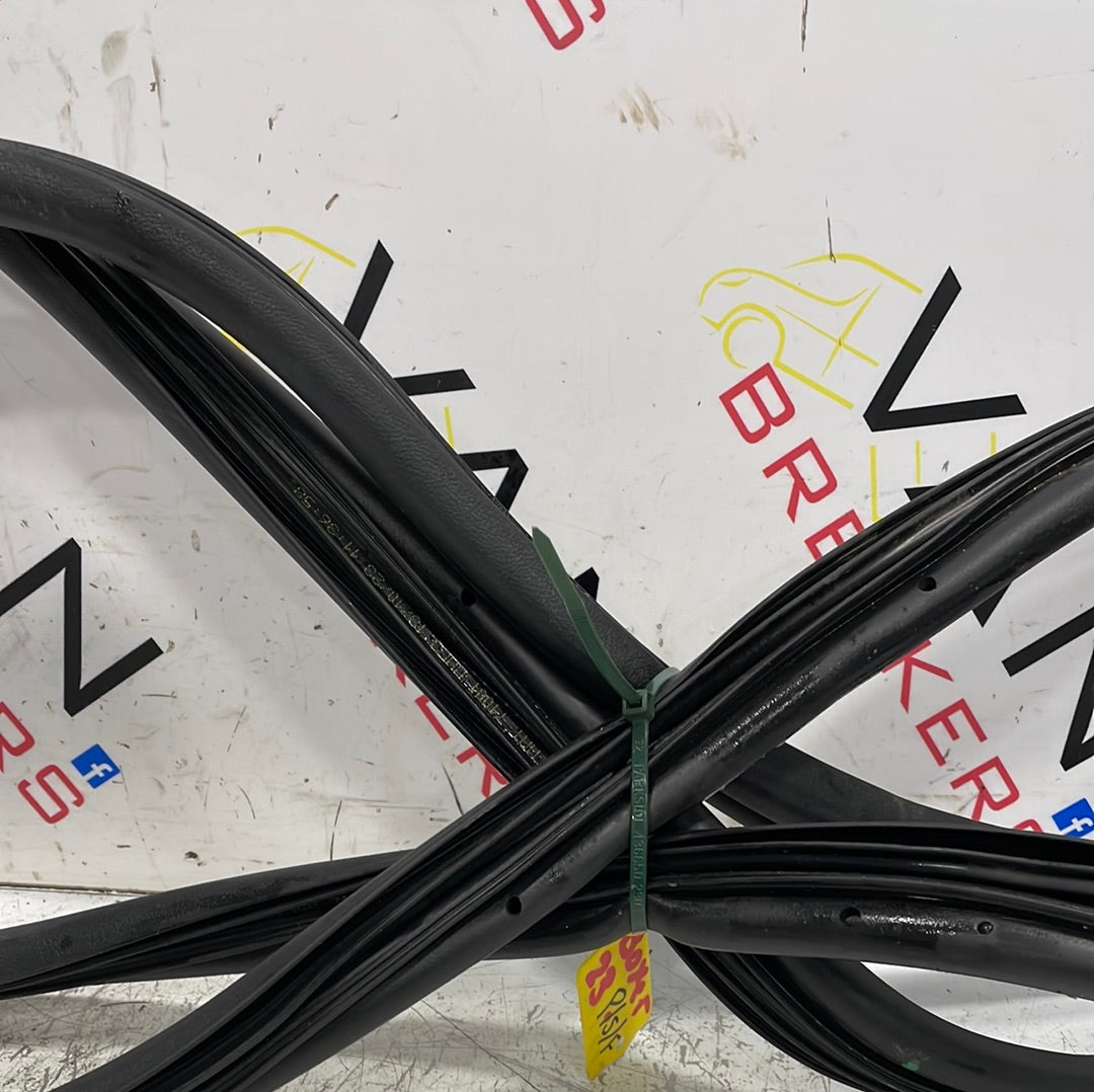 Citroen Relay/ Peugeot Boxer/ Fiat Ducato PASSENGER SIDE FRONT DOOR RUBBER SEAL 2016 0N P/N CRPSFDS1