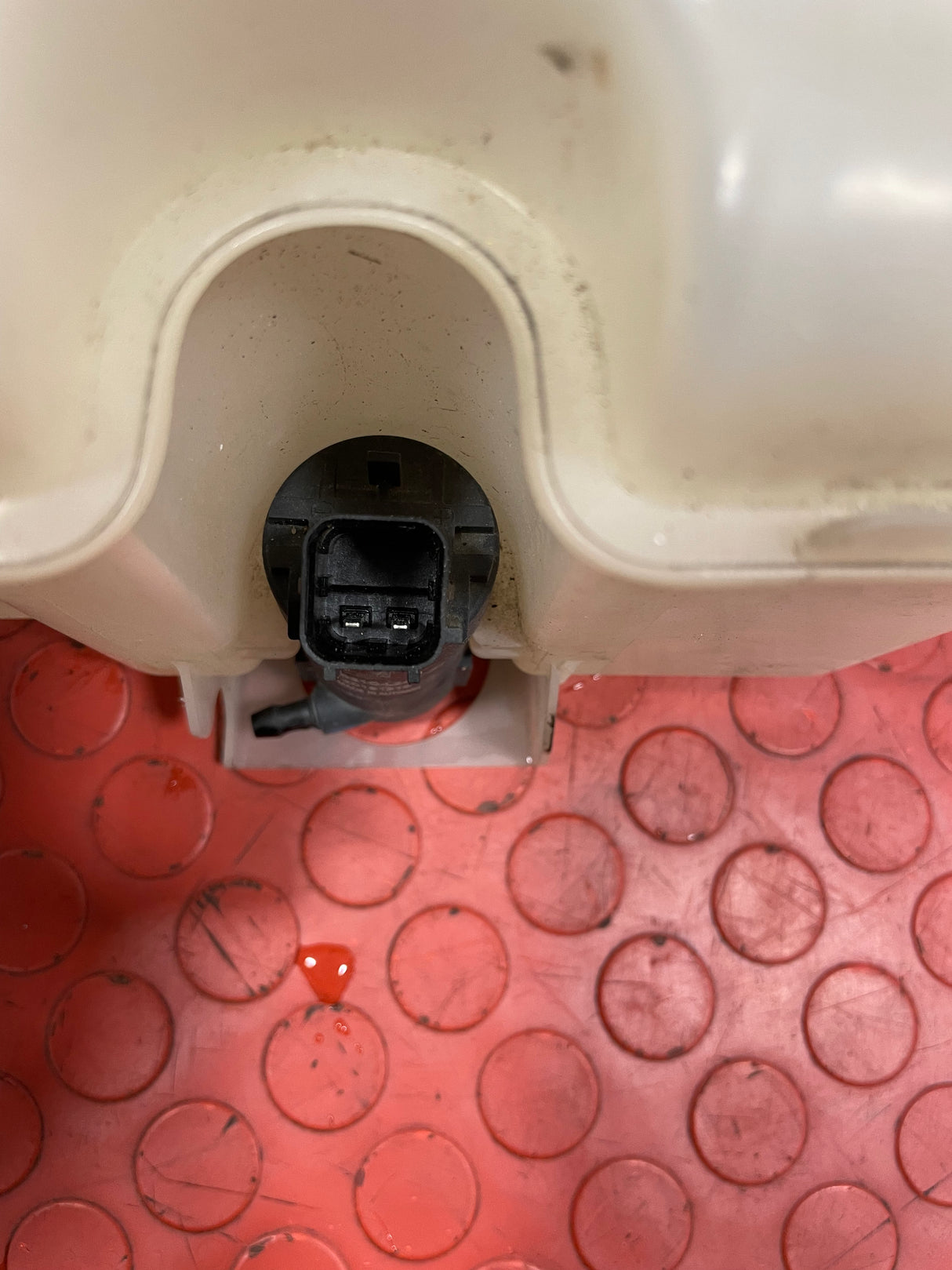 Saic Maxus COMPLETE WINDSCREEN WASHER BOTTLE/RESERVOIR & ELECTRIC WATER PUMP 2021-2022 P/N B31CL24
