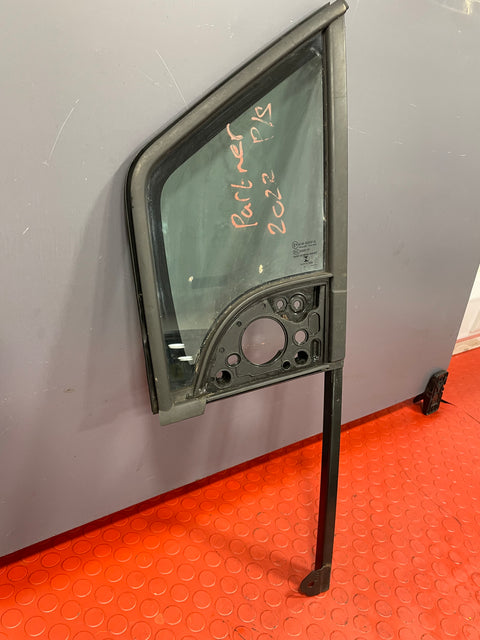 Citroen Berlingo/Peugeot Partner/Vauxhall Combo/Toyota Proace City QUARTER GLASS WINDOW Passenger Side  2019-2024 P/N 9818042280