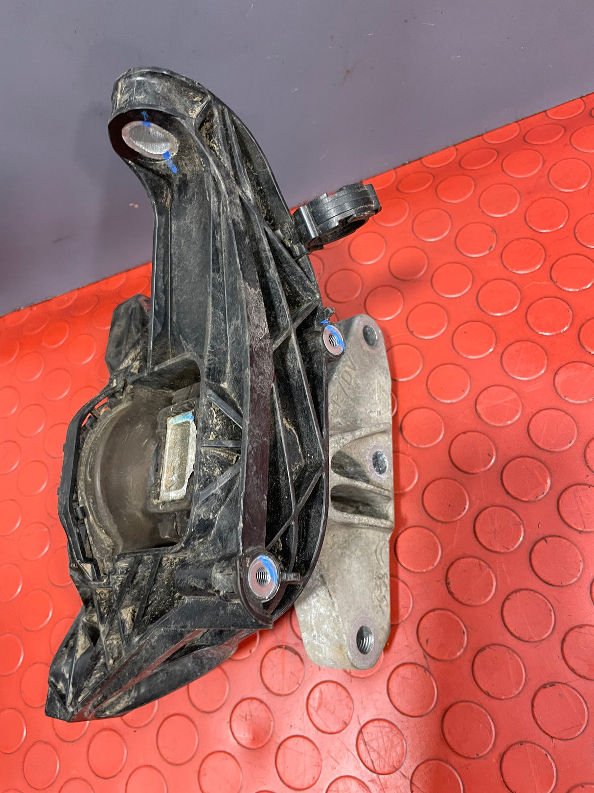 Citroen Berlingo/Peugeot Partner/Vauxhall Combo/Toyota Proace City ENGINE MOUNT O/S DRIVER'S SIDE 1.5 2019-2024 P/N 9820297580