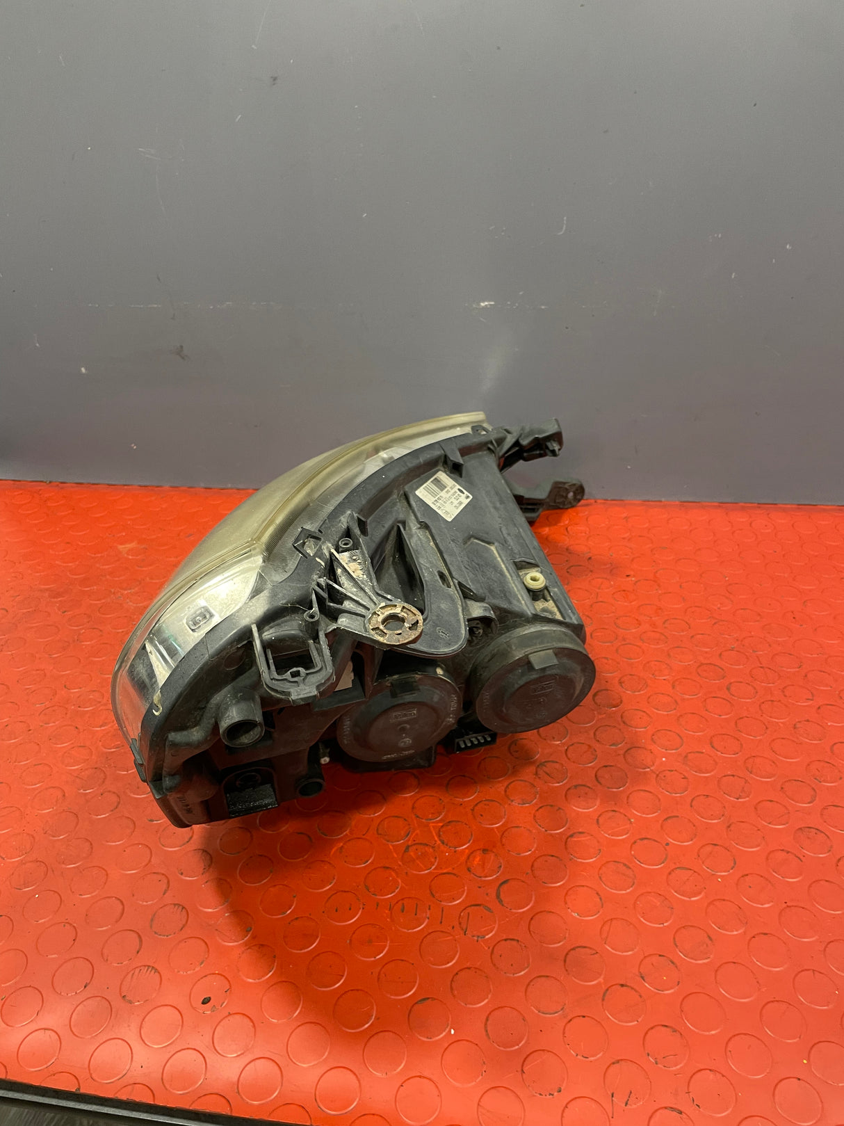 Citroen Dispatch/Peugeot Expert/Toyota Proace/Fiat Scudo HEADLIGHT Passenger's Side (1 Bulb Missing/Partly Yellowish Lens ) 2007-2016 P/N 89901163