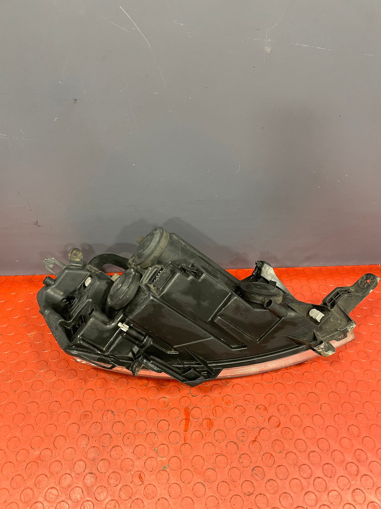 Citroen Dispatch/Peugeot Expert/Toyota Proace/Fiat Scudo HEADLIGHT Passenger's Side (1 Bulb Missing/Partly Yellowish Lens ) 2007-2016 P/N 89901163