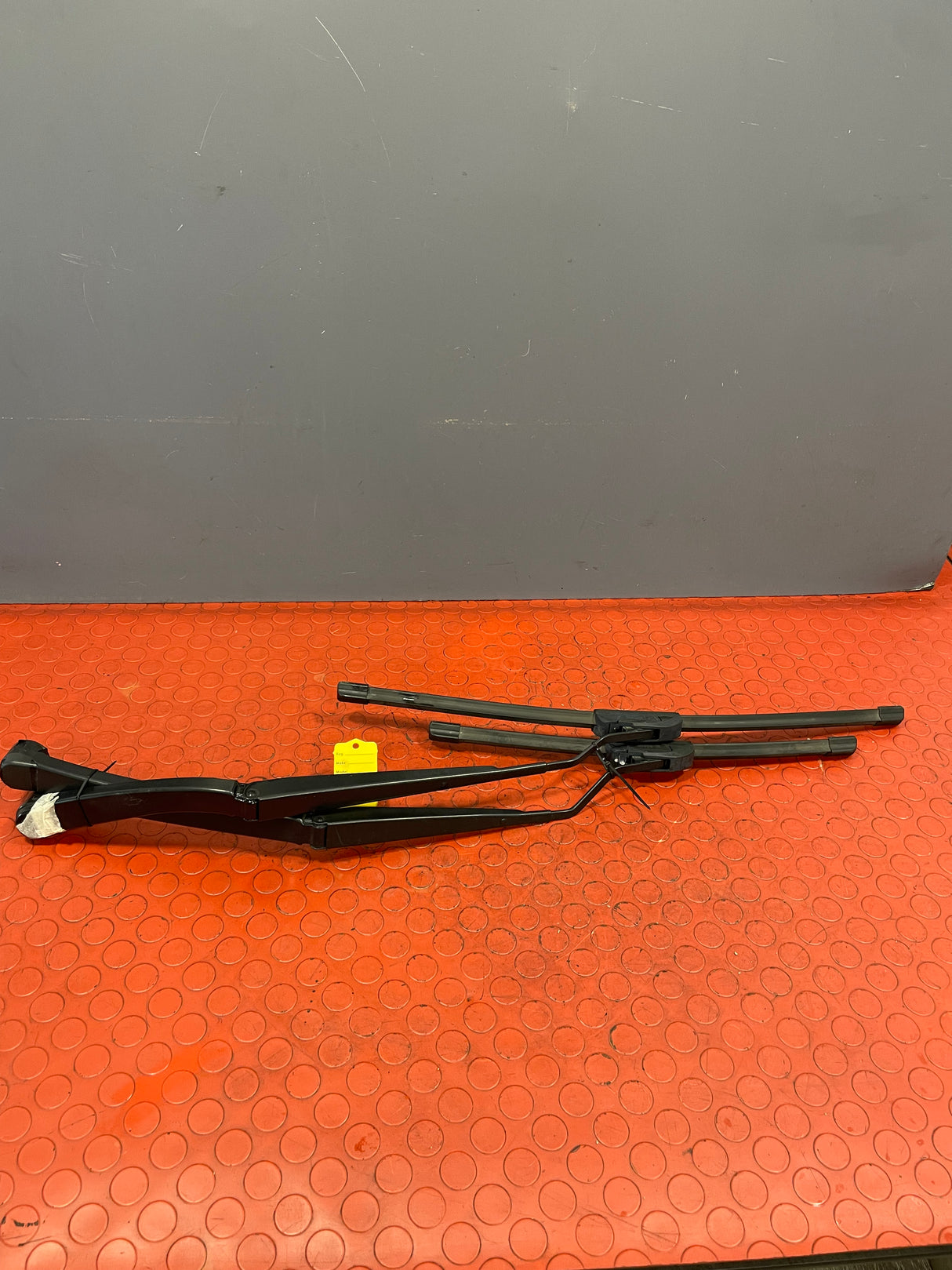 Toyota Hilux Invincible SET OF WIPER ARM LEFT & RIGHT W/ BOSCH BLADE 2017 P/N 5782525PA/5782526DR