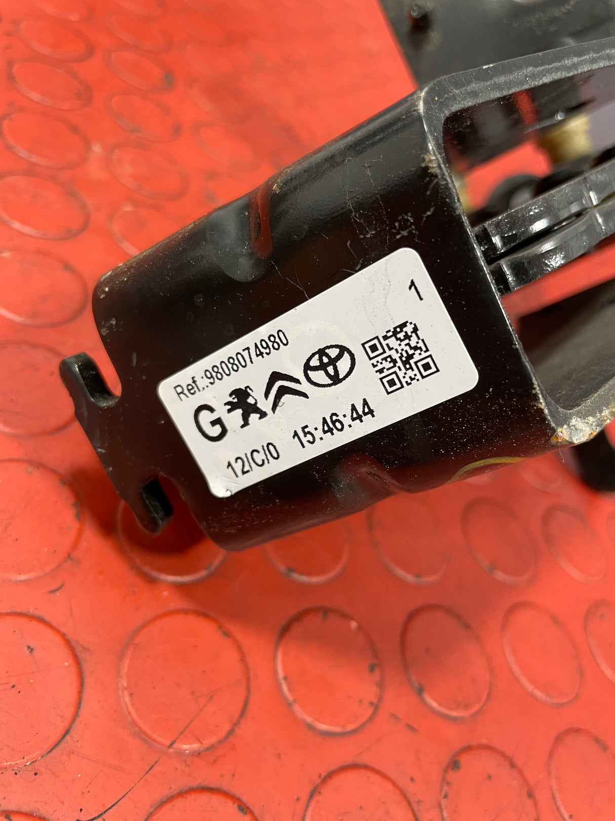 Vauxhall Vivaro/Citroen Dispatch/Peugeot Expert/Toyota Proace/Fiat Scudo CENTRE SLIDING DOOR ROLLER LEFT SIDE 2016-2024 P/N 9808074980