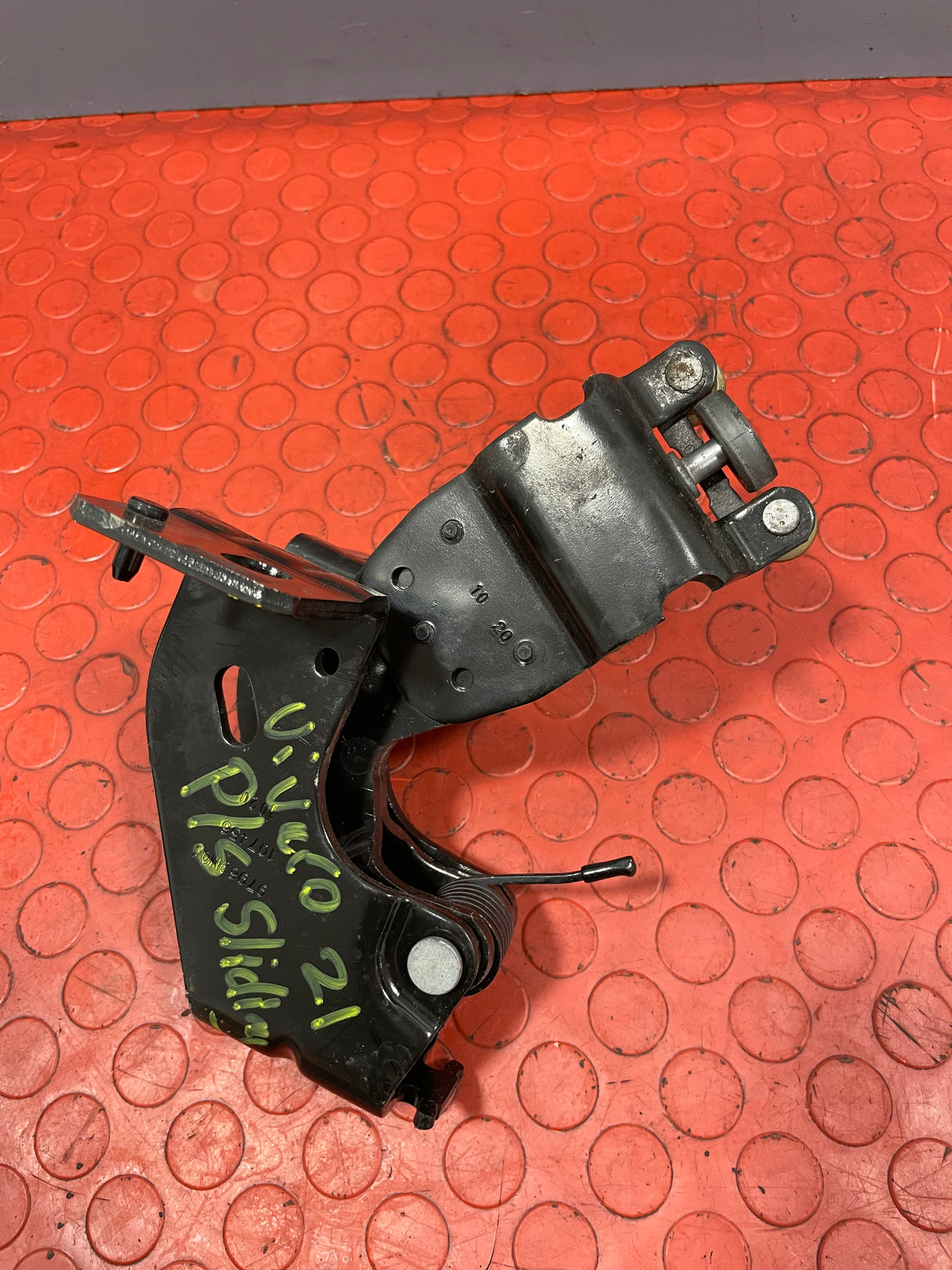 Vauxhall Vivaro/Citroen Dispatch/Peugeot Expert/Toyota Proace/Fiat Scudo CENTRE SLIDING DOOR ROLLER LEFT SIDE 2016-2024 P/N 9808074980