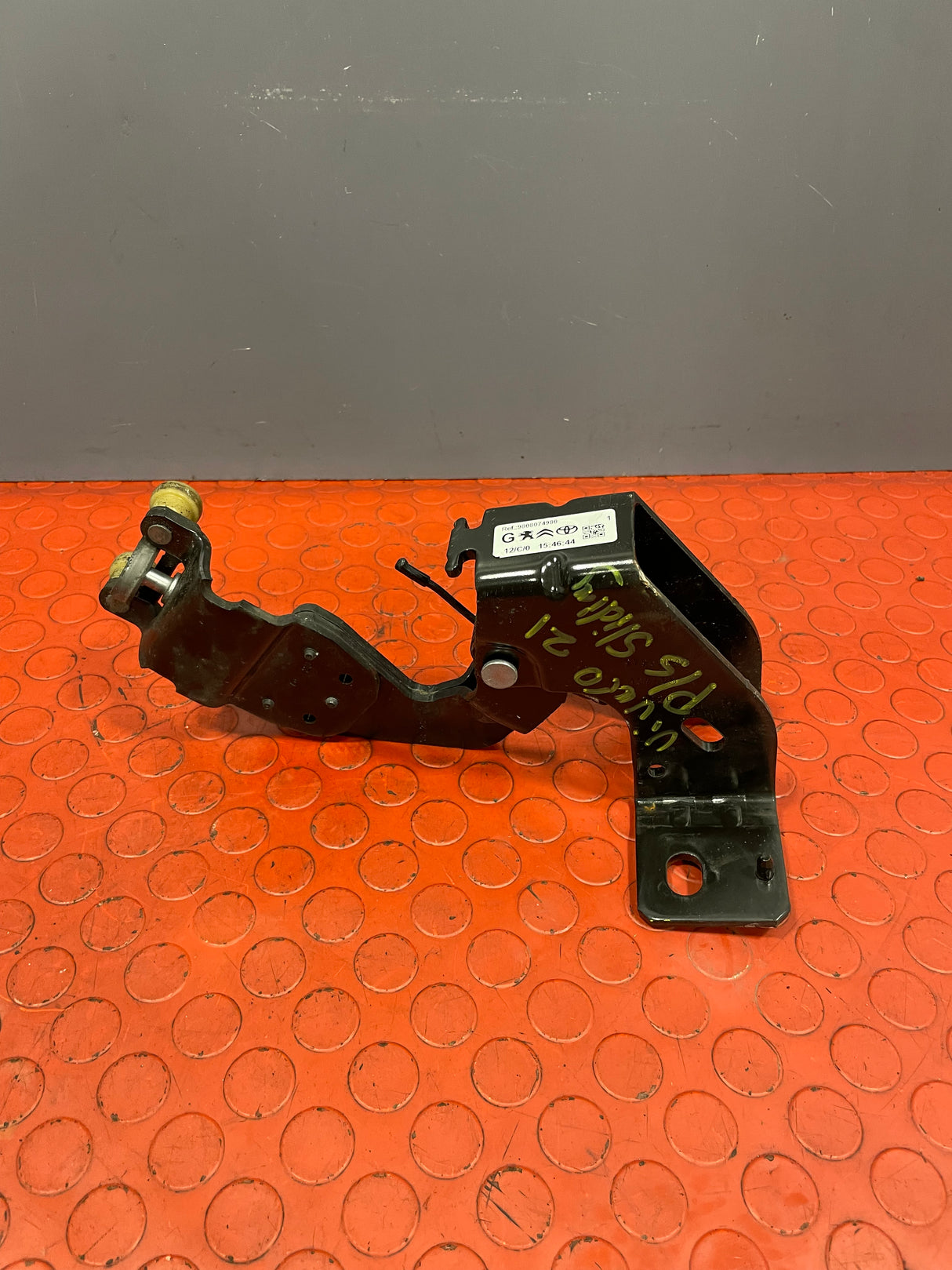 Vauxhall Vivaro/Citroen Dispatch/Peugeot Expert/Toyota Proace/Fiat Scudo CENTRE SLIDING DOOR ROLLER LEFT SIDE 2016-2024 P/N 9808074980