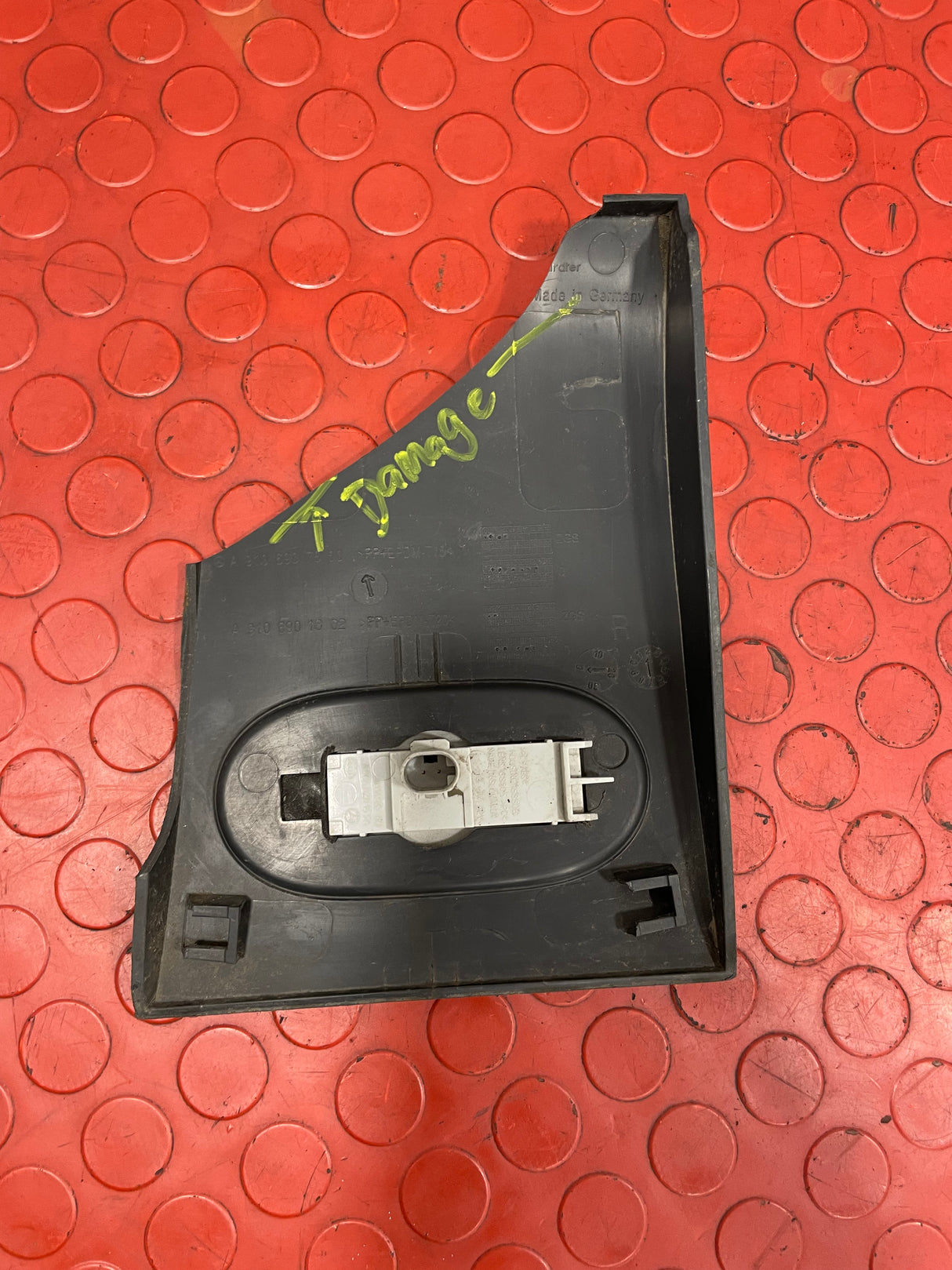 Mercedes Sprinter SIDE MARKER LIGHT/CLEARANCE LIGHT Damaged see pictures P/N A9068201456