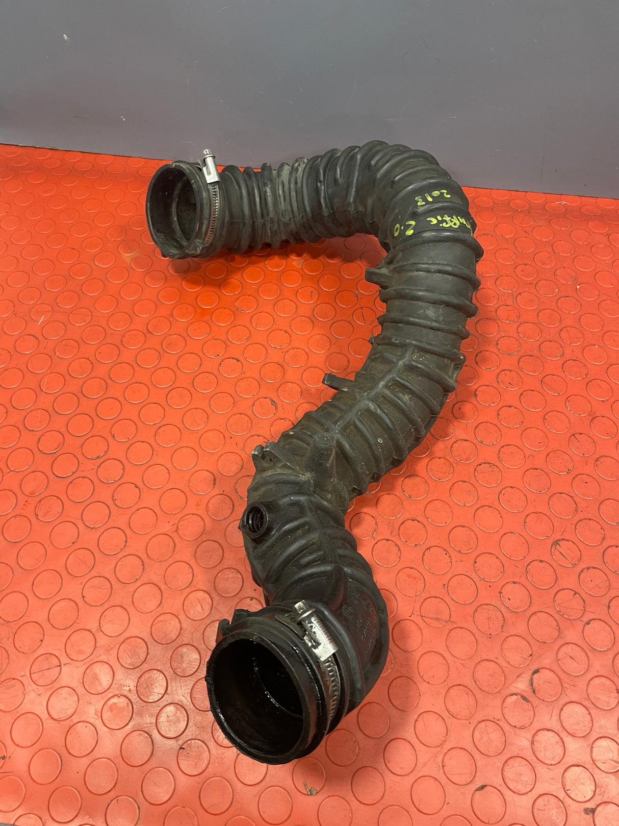 Vauxhall Vivaro/Renault Trafic/Nissan Primastar TURBO AIR INDUCTION PIPE 2.0 2001-2014 P/N 8200607746