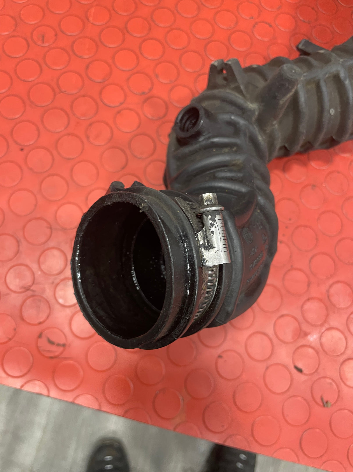 Vauxhall Vivaro/Renault Trafic/Nissan Primastar TURBO AIR INDUCTION PIPE 2.0 2001-2014 P/N 8200607746