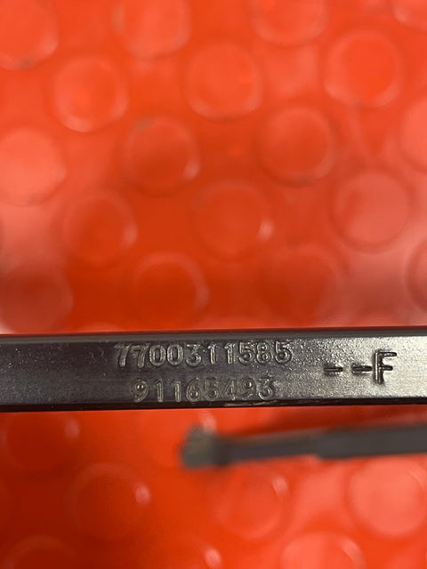 Renault Trafic/ Vauxhall Vivaro P/S WINDSCREEN WIPER 2001-2016 P/N 7700311585