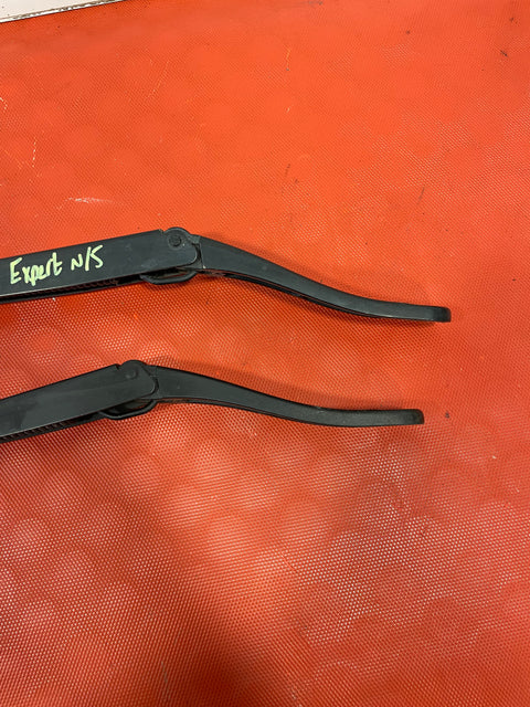 Peugeot Expert Citroen Dispatch WINDSCREEN WIPER ARMS AND BLADES (PAIR) P/N 9808465780 P/N 9808465680