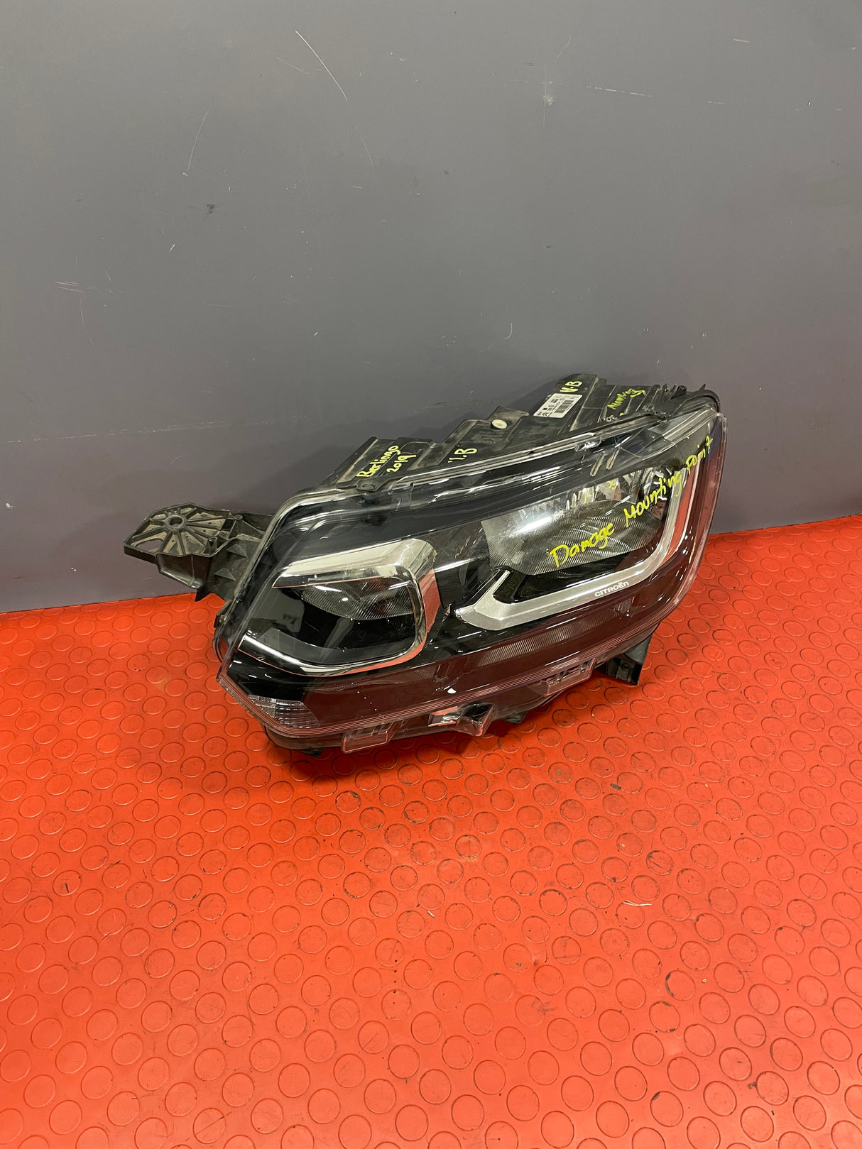 Citroen Berlingo HEADLIGHT ASSEMBLY Passenger's Side DAMAGED MOUNT - SEE PICS 2019-2024 P/N 9816824180