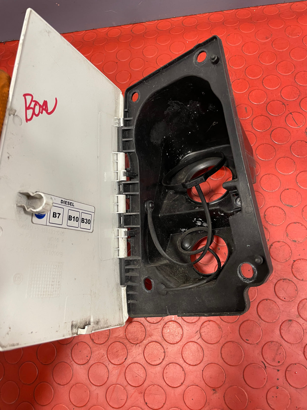 Citroen Relay/Peugeot Boxer/Fiat Ducato FUEL FILLER FLAP/ADBLUE FILLER CAP 2016-2024 P/N 1385931080