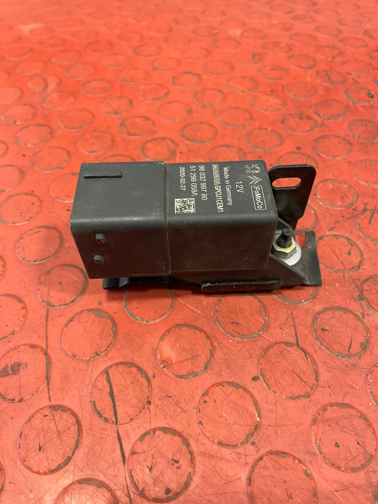 Citroen Berlingo/Peugeot Partner GLOW PLUG RELAY MODULE With BRACKET 2008-2018 P/N 9803299780 - 1