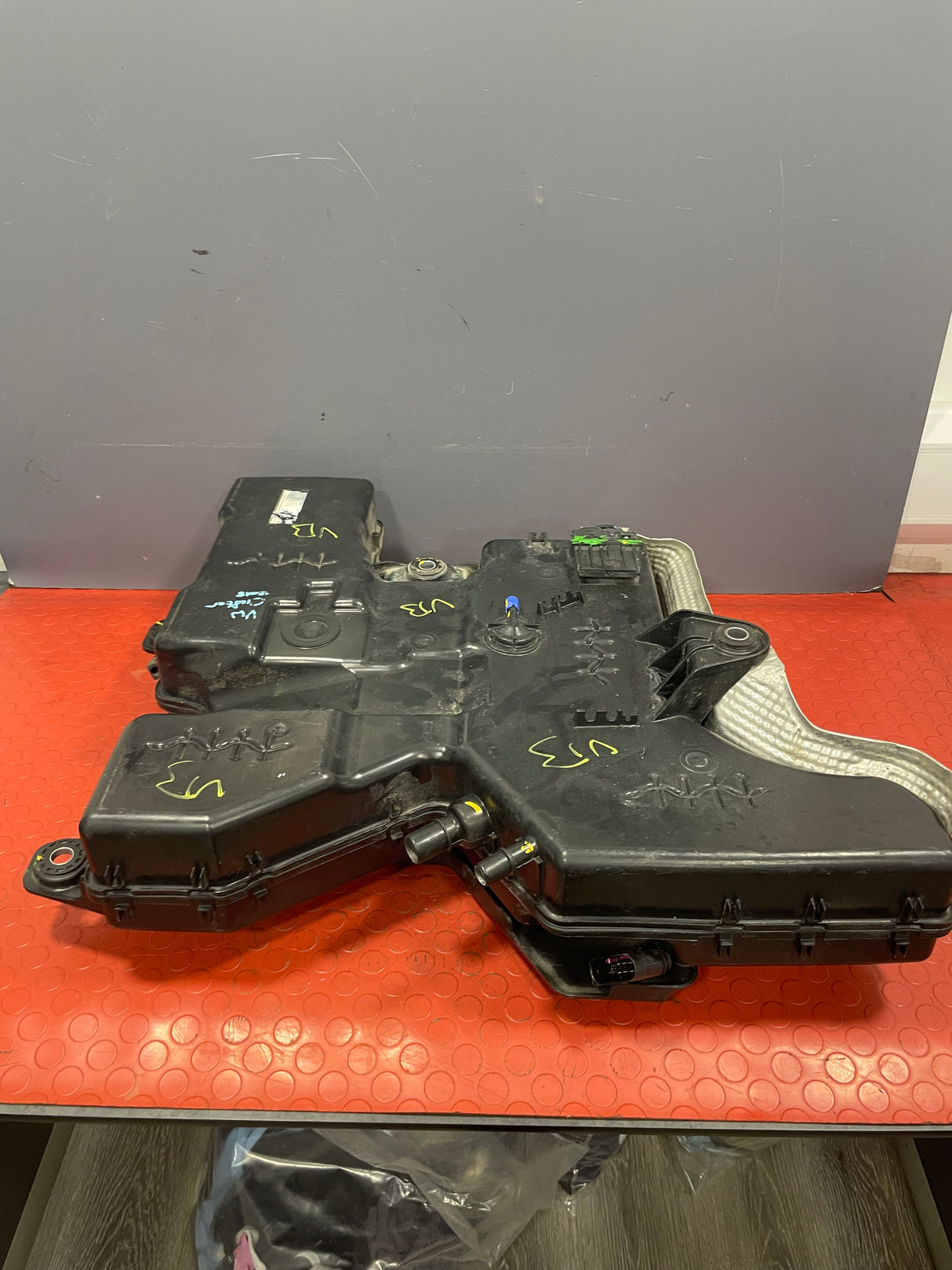 Volkswagen Crafter/MAN TGE ADBLUE TANK AND PUMP 2017-2025 P/N 2N0131877B