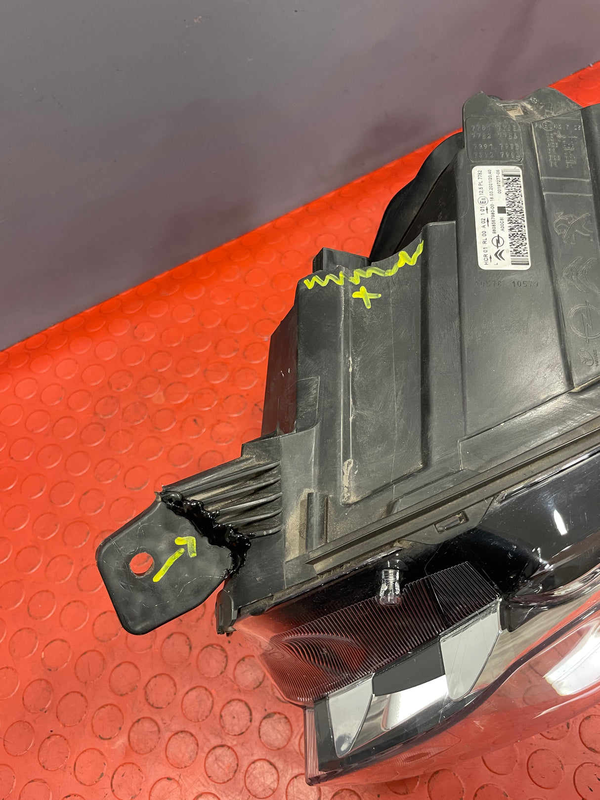 Vauxhall Vivaro/Citroen Dispatch/Peugeot Expert/Toyota Proace/Fiat Scudo HEADLIGHT ASSEMBLY Passenger's Side (w/ Repair Please See Photos) 2016-2024 P/N 9808567980 - 1