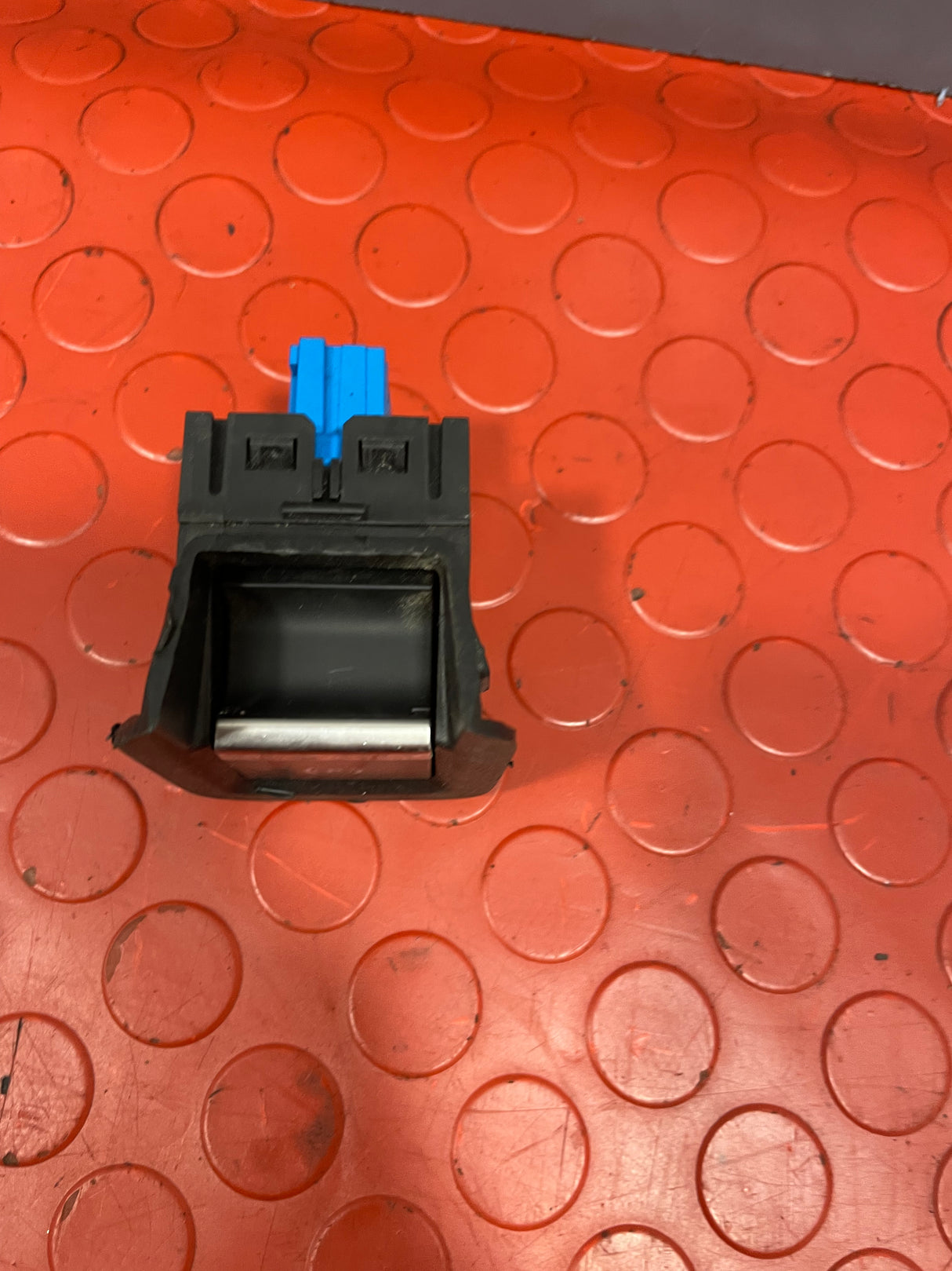 Citroen Berlingo/Peugeot Partner HANDBRAKE SWITCH 2016-2023 P/N 9813146377