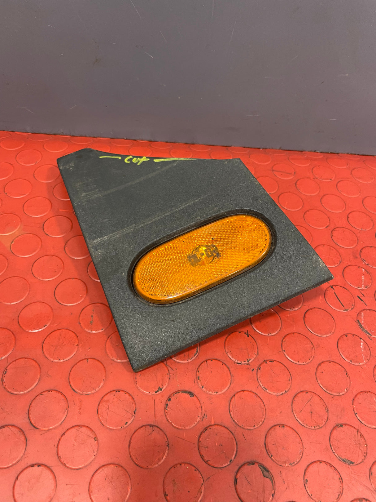 Mercedes Sprinter SIDE MARKER LIGHT/CLEARANCE LIGHT Damaged see pictures P/N A9068201456