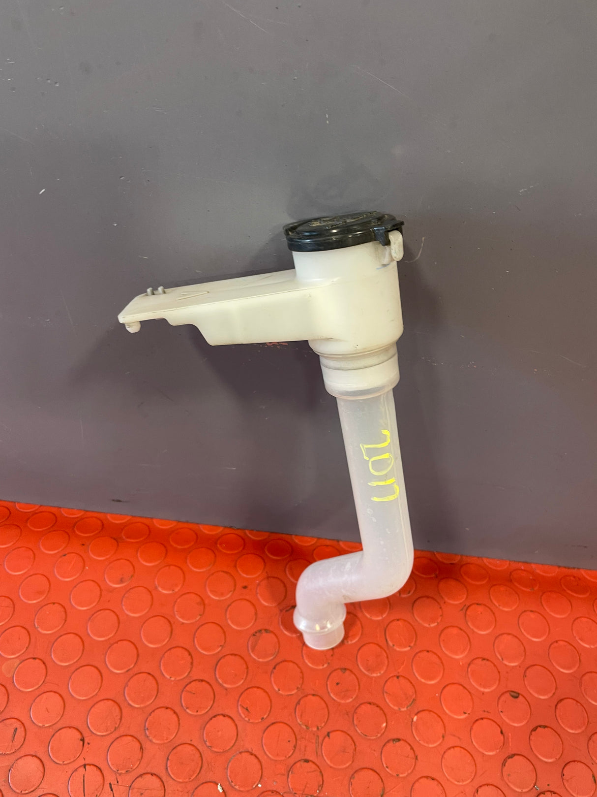 Toyota Hilux WASHER BOTTLE NECK 2016-2023 R/N WAS50 / 09T23A