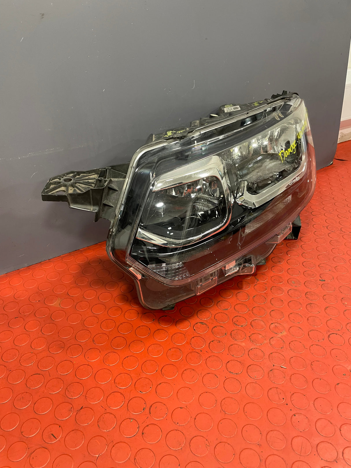 Citroen Berlingo HEADLIGHT ASSEMBLY Passenger's Side DAMAGED MOUNT - SEE PICS 2019-2024 P/N 9816824180