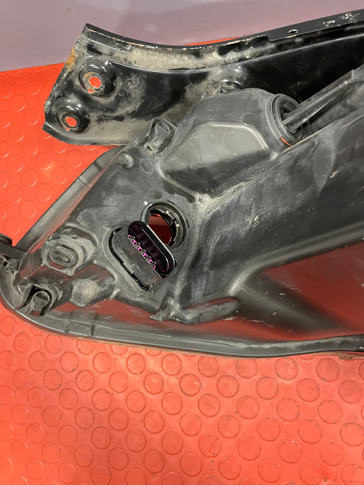 Volkswagen Caddy HEADLIGHT ASSEMBLY Driver's Side (with Scratches please see photos & 1 bulb missing) P/N TYC2012473152