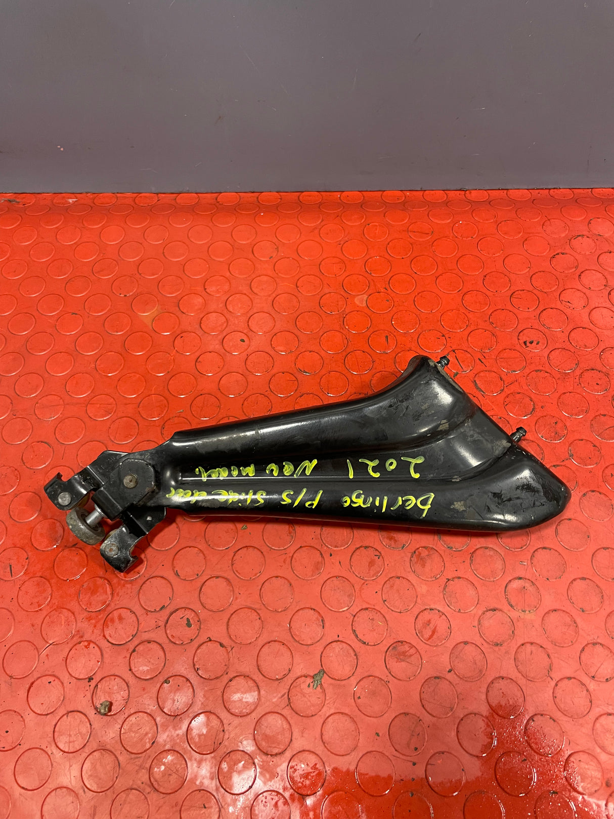 Citroen Berlingo/Peugeot Partner/Vauxhall Combo/Toyota Proace City SLIDING DOOR RUNNER HINGE Passenger's Side P/N 9816965980